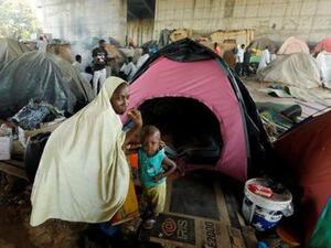 مهاجرون أفارقة في مخيم في ضواحي العاصمة الجزائر
