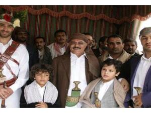 علي عبدالله صالح مع افراد عائلته