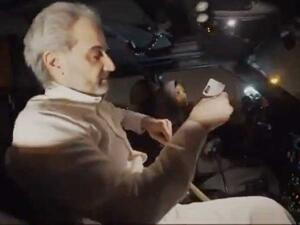 الأمير الوليد بن طلال يركب سيارة تقودها ابنته في الرياض-