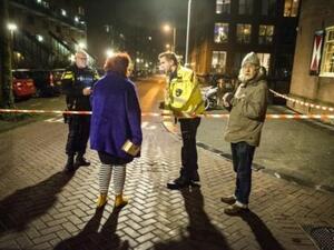 رجال شرطة يحرسون موقع اطلاق نار في شارع غروتي فيتنبورغشترات في امستردام
