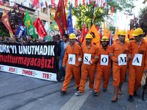 اعضاء في احدى النقابات التركية يحملون لافتة كتب عليها "لن ننسى سوما" في مسيرة في انقرة

