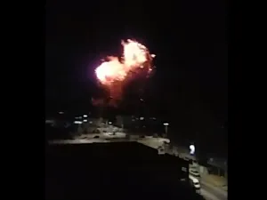 لحظة تدمير الصواريخ الإسرائيلية لمقر فضائية الأقصى بغزة