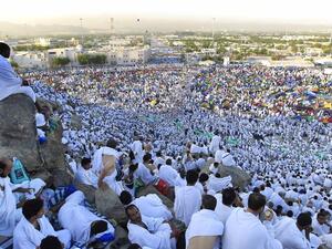 مليونا حاج على صعيد عرفات لاداء الركن الاعظم
