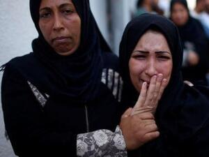 والدة الرضيعة ليلى الغندور التي توفت من جراء استنشاق الغاز المسيل للدموع في مخيم للمحتجين قرب السياج الحدودي تبكي أثناء تشييع جنازة ابنتها يوم الثلاثاء
