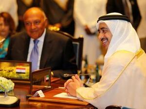 وزير الخارجية الإماراتي الشيخ عبد الله بن زايد آل نهيان (يمينا) ونظيره المصري سامح شكري في اجتماعهما مع نظيريهما السعودي والبحريني في المنامة يوم الأحد.

