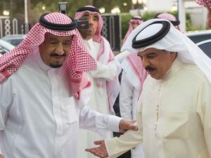 ارشيف/ ملك البحرين حمد بن عيسى بن سلمان آل خليفة (يمين) وملك السعودية سلمان بن عبدالعزيز
