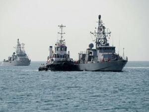 السفينتان الحربيتان الاميركيتان ثاندبولت (يسار) وسكوال (يمين) أثناء عبورهما من ميناء خليفة بن سلمان إلى ميناء سلمان بالقرب من البحرين

