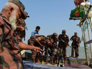 حرس الحدود البنغلاديشيين يفتشون قارب صيد أثناء قيامهم بدوريتهم على طول نهر ناف في تكناف على طول الحدود بين ميانمار وبنغلادش.

