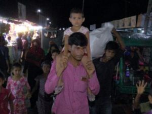 قرويون تم اجلاؤهم تحسبا للاعصار مورا

