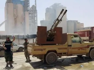 أفراد من قوات موالية لحكومة الشرق في ليبيا يقفون بالقرب من مصنع اسمنت في بنغازي
