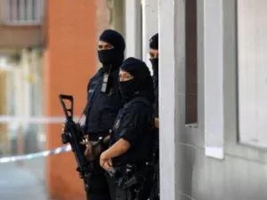 شرطيون كاتالونيون قرب مبنى عاش فيه مهاجم الشرطية في كورنيلا بالقرب من برشلونة

