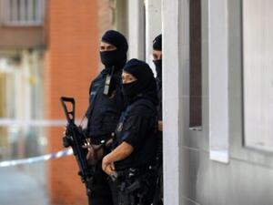 شرطيون كاتالونيون قرب مبنى عاش فيه مهاجم الشرطية في كورنيلا بالقرب من برشلونة

