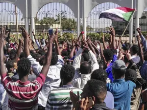 الحشد كان يتظاهر استجابة لدعوة وجهها نشطاء يحاولون تكثيف الضغط على البشير لدفعه للتنحي