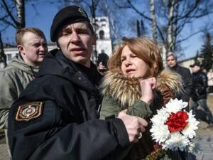 الشرطة في بيلاروس تعتقل احدى انصار المعارضة التي كانت تحمل زهورا خلال تظاهرة في مينسك
