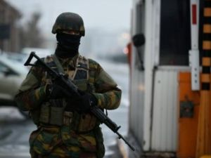 جندي بلجيكي يقف حارسا بالقرب من مطار بروكسل

