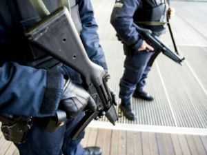 الشرطة البلجيكية امام محكمة انفير
