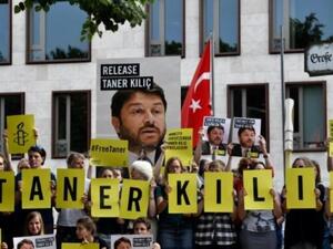 ناشطون في منظمة العفو الدولية يتظاهرون دعما لتانر كيليتش امام سفارة تركيا في برلين
