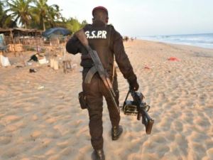 جندي يسير على شاطئ منتجع غران باسام في ساحل العاج بعد اعتداء جهادي

