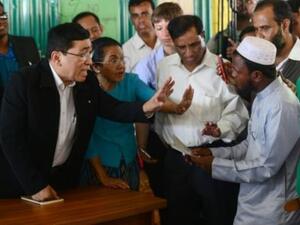 الوزير البورمي وين ميات آي يتحدث الى لاجئين من الروهينغا في مخيم كوتوبالونغ في منطقة أوخيا
