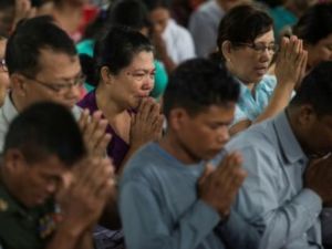 أفراد أسرة عسكرية بورمية ينتحبون خلال جنازة أقاربهم في مدينة داوي

