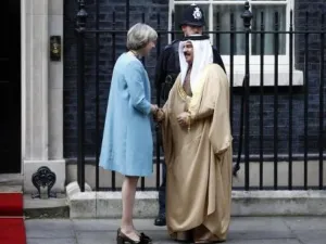 ملك البحرين الشيخ حمد بن عيسى آل خليفة يصافح رئيسة وزراء بريطانيا تيريزا ماي في لندن يوم 26 أكتوبر تشرين الأول 2016.

