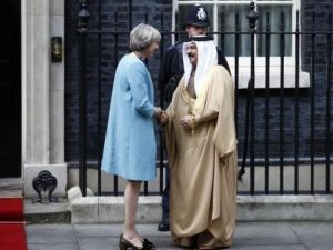 ملك البحرين الشيخ حمد بن عيسى آل خليفة يصافح رئيسة وزراء بريطانيا تيريزا ماي في لندن يوم 26 أكتوبر تشرين الأول 2016.
