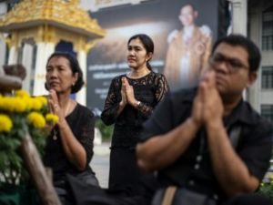 مدنيون تايلانديون يرفعون الصلوات تكريما للملك الراحل بوميبول في بانكوك

