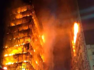 انهيار مبنى من 26 طابقا في البرازيل اثر حريق هائل