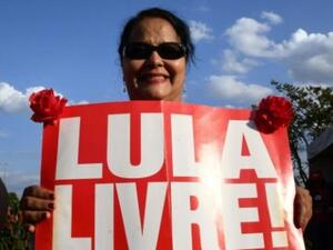 مناصرة للرئيس السابق لولا دا سيلفا خلال المسيرة الى المحكمة العليا للانتخابات في برازيليا 

