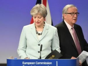 رئيسة الوزراء البريطانية تيريزا ماي ورئيس المفوضية الاوروبية جان كلود يونكر في بروكسل

