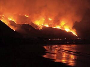 كاليفورنيا تكافح ثالث أكبر حريق تشهده منذ 1932

