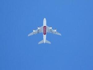 طائرة تابعة لشركة طيران الامارات تحلق في سماء كاليفورنيا
