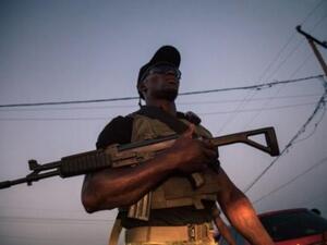 جندي كاميروني اثناء دورية في بويا في الاقليم الجنوبي الغربي الناطق بالانكليزية
