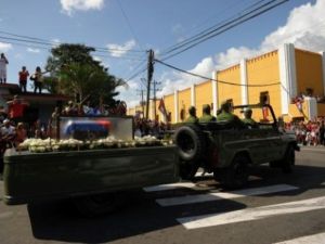 مرور الموكب الذي ينقل رماد الزعيم الثوري الكوبي فيدل كاسترو في سانتياغو

