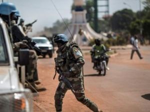 جنود سنغاليون من قوة مينوسكا يقومون بدورية في ضواحي بانغي

