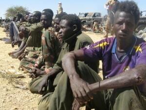 اسرى من المتمردين التشاديين وقعوا بيد الجيش التشادي في شرق تشاد قرب الحدود مع السودان 
