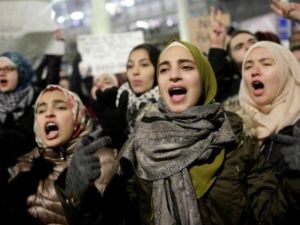 متظاهرات ضد سياسة ترامب في مطار شيكاغو الدولي

