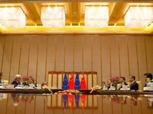 الرئيس الصيني شي جينبينغ (الثالث من اليمين) يلتقي رئيس المفوضية الأوروبية جان كلود يونكر (الثاني من اليسار) ورئيس المجلس الأوروبي دونالد توسك (الثالث من اليسار) في بيت الضيافة الرسمي في بكين

