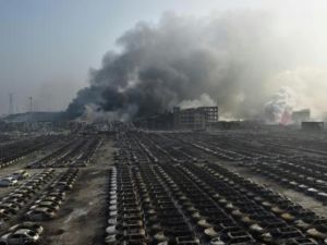 صورة تعود الى 13 اب/اغسطس 2015 للدخان المتصاعد من موقع تخزين صناعي غداة وقوع سلسلة انفجارات فتاكة فيه في تيانجين شمال الصين

