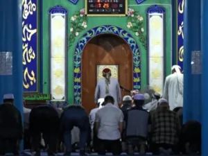 مصلون في مسجد في تونغشين في اقيم نينغشيا بشمال الصين
