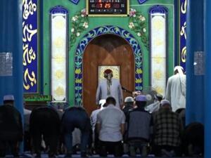 مصلون في مسجد في تونغشين في اقيم نينغشيا بشمال الصين
