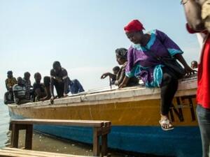 لاجئون من جمهورية الكونغو الديموقراطية يصلون الى بحيرة البرت في سيباغورو بأوغندا، على متن زوارق
