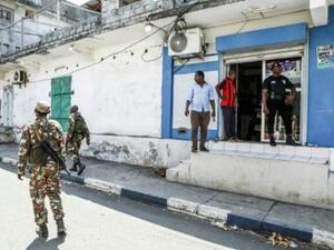 متجر يفتح ابوابه تحت انظار عسكرييت في متصمودو في جزيرة أنجوان بجزر القمر

