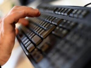 موظف يطبع في مقر شركة الأمن عبر الانترنت العملاقة "كاسبرسكي" في موسكو
