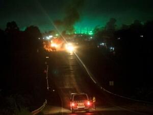 حافلة تشتعل على الطريق بين كامبالا وماساكا في قرية بواما في جمهورية الكونغو الديموقراطية

