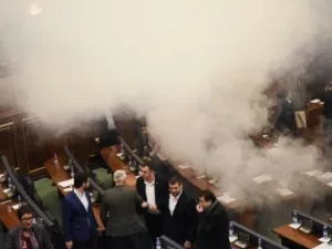 القاء غاز مسيل للدموع وسط النواب في برلمان كوسوفو ببرشتينا

