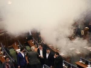 القاء غاز مسيل للدموع وسط النواب في برلمان كوسوفو ببرشتينا
