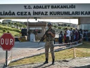 جندي تركي يتولى الحراسة امام المحكمة في قضية القس الاميركي اندرو برانسون شمال ازمير 
