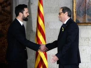 الرئيس الكاتالوني الجديد كيم تورا (يسار) يصافح رئيس البرلمان الكاتالوني روجر تورينت 
