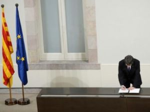 رئيس كاتالونيا كارليس بوتشيمون يوقع وثيقة حول استقلال منطقته خلال جلسة البرلمان الاقليمي في برشلونة

